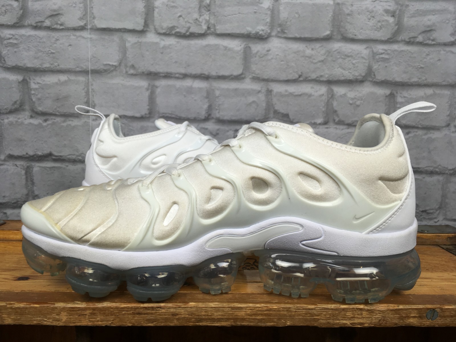 NIKE TRIPLE WHITE AIR VAPORMAX PLUS VM 