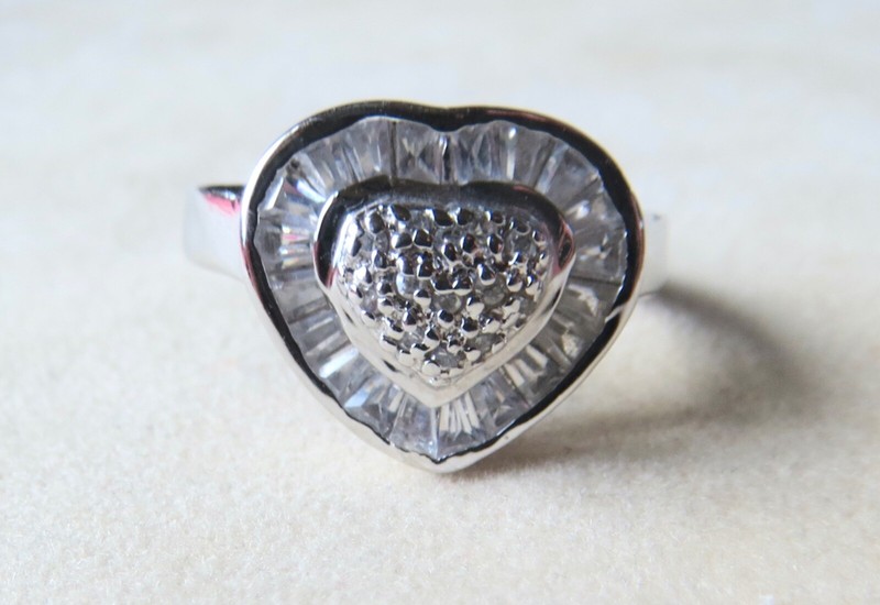 925 Sterling Silver CZ Paved Heart Ring 4.14 Grams Size 6.75