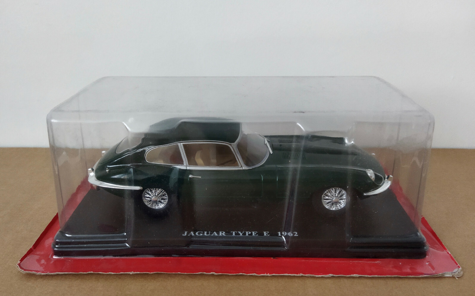 Trouvez la Jaguar Type E 1962 Hachette 1/24 neuve sous blister pour vitrine sans poussière