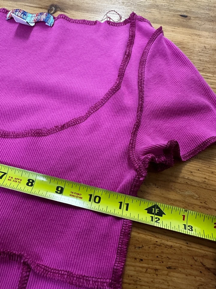 Top corto Urban Outfitters cuello redondo manga corta rosa intenso costuras talla pequeña Foto 3 de 4