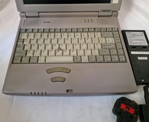 Retrò Vintage Toshiba Satellite S300CDS 90s Windows Win 98 - Foto 2 di 11