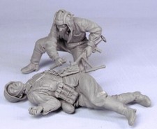 1/35 WW2 Soviet Tank Crew Helping Wounded Soldier Resin Figure Set Unpainted Kit