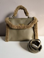 Elegante Handtasche in Olive mit Teddyfell-Details – mit Schulterriemen