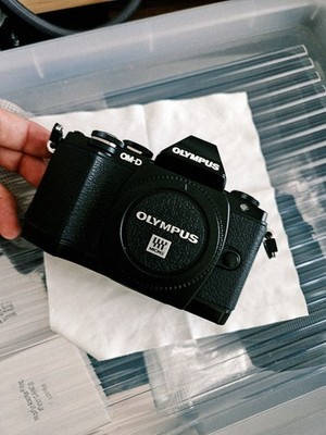  [Wie Neu] OM-D E-M10 Gehäuse schwarz mit 2 Akkus & Zubehör
