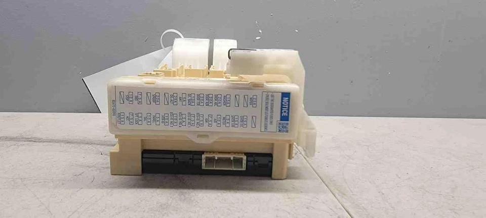 ✅ Toyota Corolla 2016 cabina caja de fusibles PN: 89221-02370 OEM Foto 2 de 4