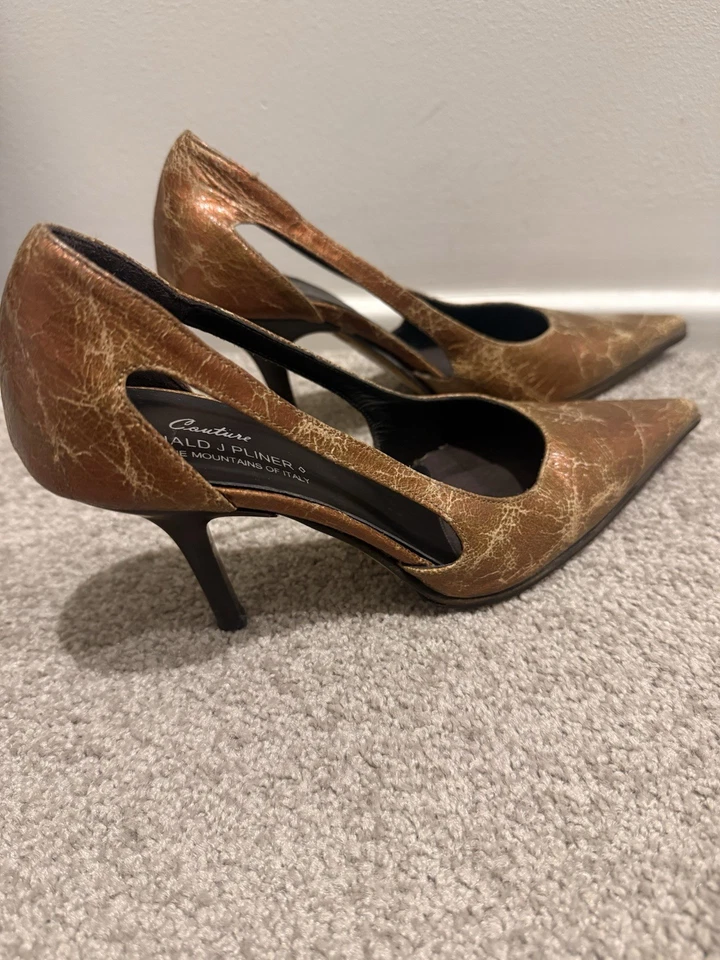Tacones Donald J Pliner Alta Costura Talla 6 Hechos en Italia Bronce Cuero Fundido De Colección Foto 2 de 4