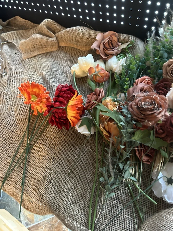 Lote grande de flores y relleno comprado para boda demasiado y no usado Foto 2 de 4