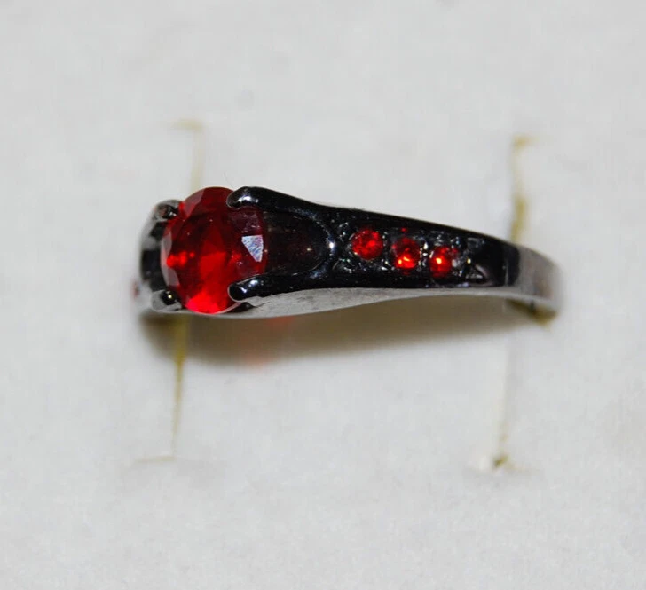 Damenring schwarzgrau mit rotem Stein Gothic - Bild 3 von 4