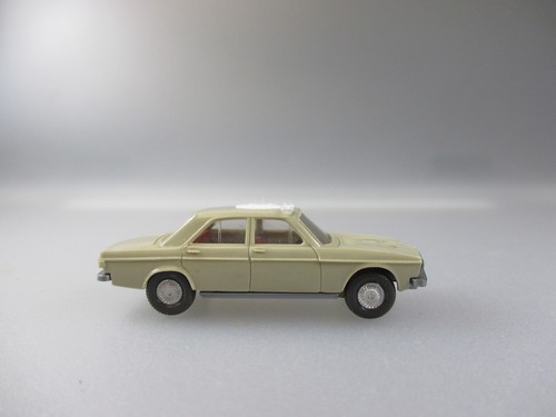 Wiking:Audi 100 m. eingesetztem Lenkrad (PKW25)
