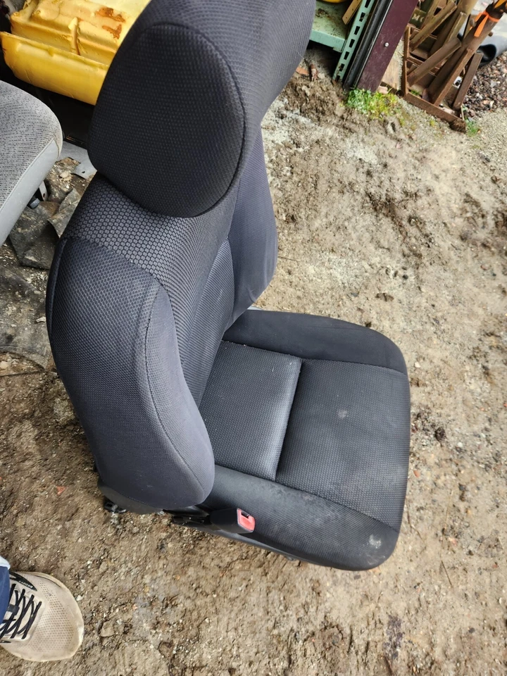 Pontiac Vibe 2006 asiento del conductor base manual incluida tela gris carbón Foto 2 de 4