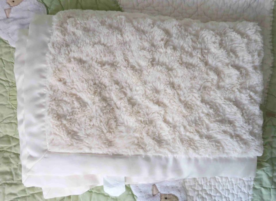 Tiddliwinks Crema Marfil Blanco Esponjoso Roseta Felpa y Satén Bebé Niña Manta Usada en Excelente Condición Foto 4 de 4