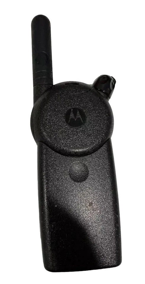 Motorola CLS1413 4 Channel UHF Two-Way Radio Walkie Talkie - Image 2 of 3