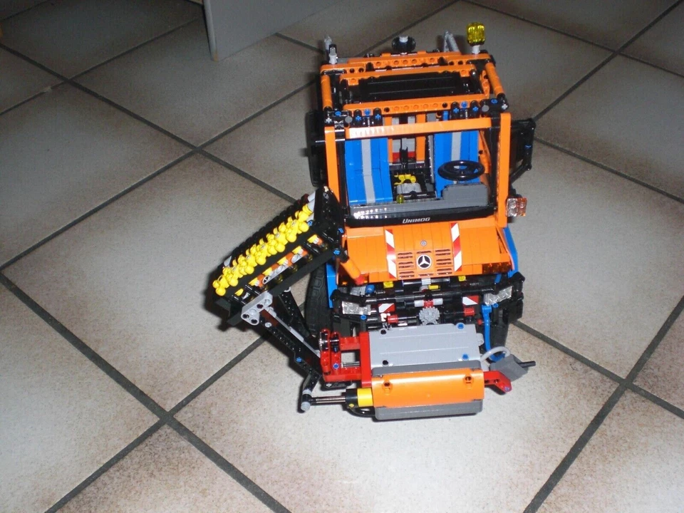 Lego Technic 8110 Unimog U400 Straßenrandmäher - Bild 3 von 4