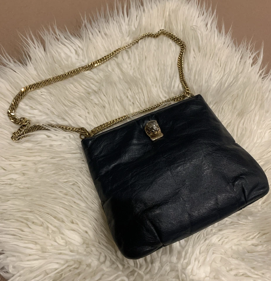 Hermoso de colección. Bolso de hombro convertible Ruth Saltz de cuero azul marino con cadena deslizante Foto 2 de 4