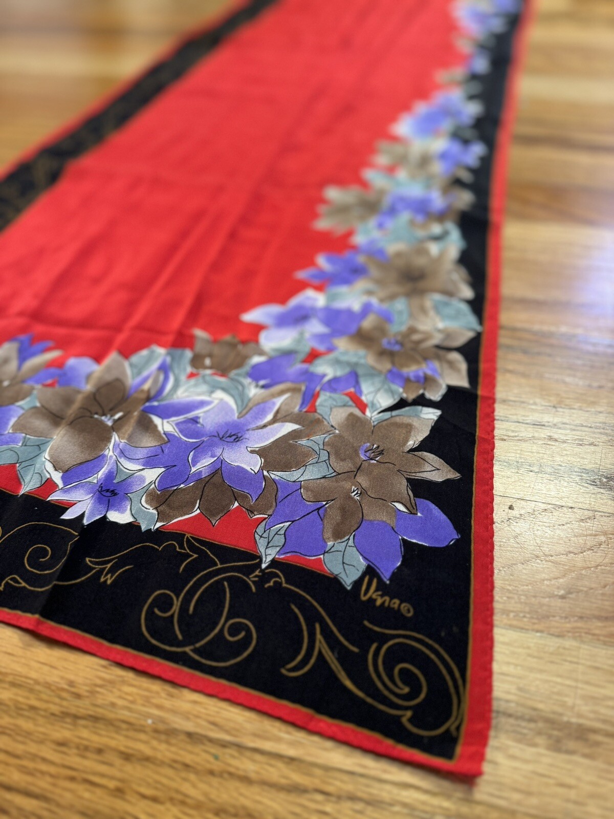 как выглядит Vera VTG Silk Floral Design In Red Purple And Red фото