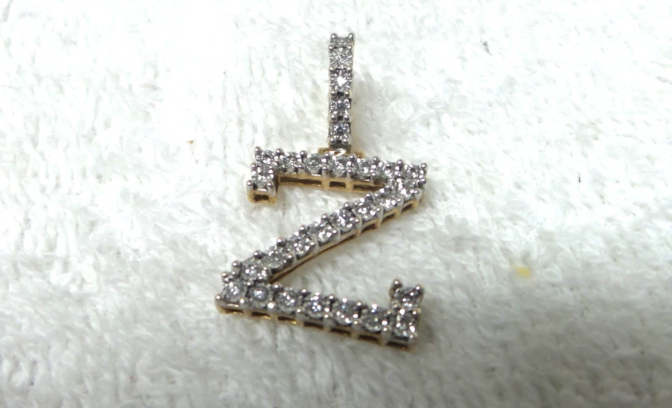 Colgante Z de diamantes de oro amarillo de 10 quilates Foto 4 de 4