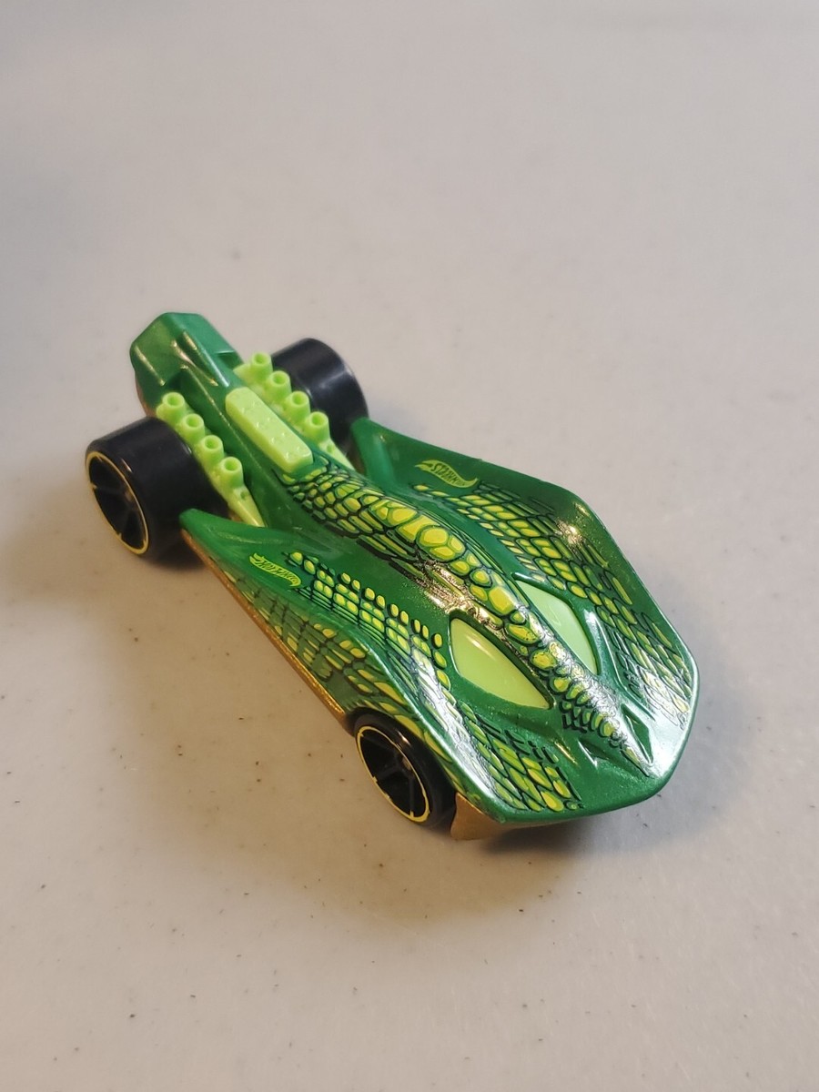 ミニカー snake Mattel 2009 Hot Wheels Super Stinger Creature Green Snake Toy Car
