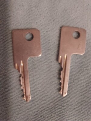 2 Vintage Key Yale Aluminum A53467 Appx. 2.25” Locks Automotive