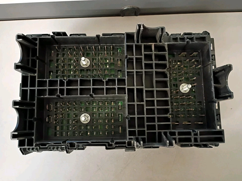 2017-2021 Chrysler Pacifica / Voyager centro de distribuição de energia / caixa de fusíveis original de fábrica - Imagem 2 de 4