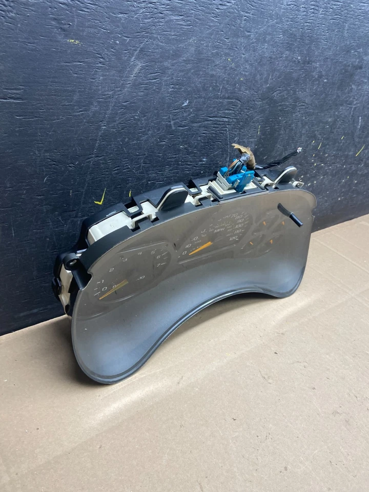 2002 to 2004 GMC Envoy Speedometer Cluster Gauge Oem T9196 DG - Image 2 of 4