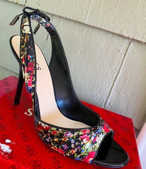 Новый в коробке Guess элегантный черный мульти цветочный атлас сандалии туфли-лодочки каблуки - Изображение 2 из 4