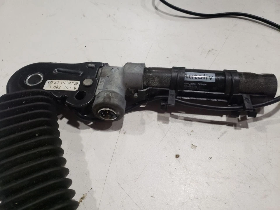 Hebilla del cinturón de seguridad delantero izquierdo - BMW 330XI E46 2004 sedán - 01-06 OEM 8257789 Foto 3 de 4