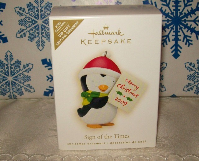 HALLMARK SIGN OF THE TIMES 2009 CHRISTMAS KEEPSAKE ORNAMENTS CUTE PENGUIN