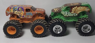 Hot Wheels Monster Jam Jester Smash Squatch Lot 1:64 2 Trucks HTF Rare *READ