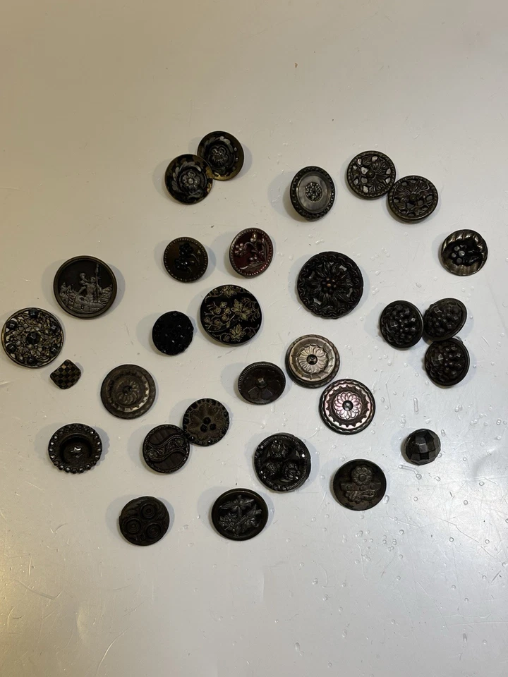 Lote Mixto de 29 Botones de Metal Antiguos y Vintage Victoriano Ornado Latón Esmalte Foto 4 de 4