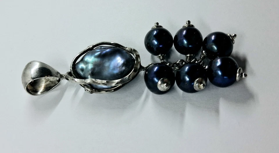 CIONDOLO PENDENTE ARGENTO 925 RODIATO CON PERLE GRIGIE BAROCCHE E TONDE 8.5/9 MM - Immagine 3 di 4