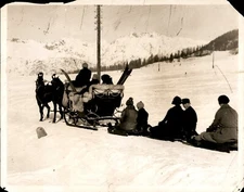 LD352 1928 Original Photo SLEIGH PULLS SLEDDING KIDS TO TOP OF HILL SWITZERLAND