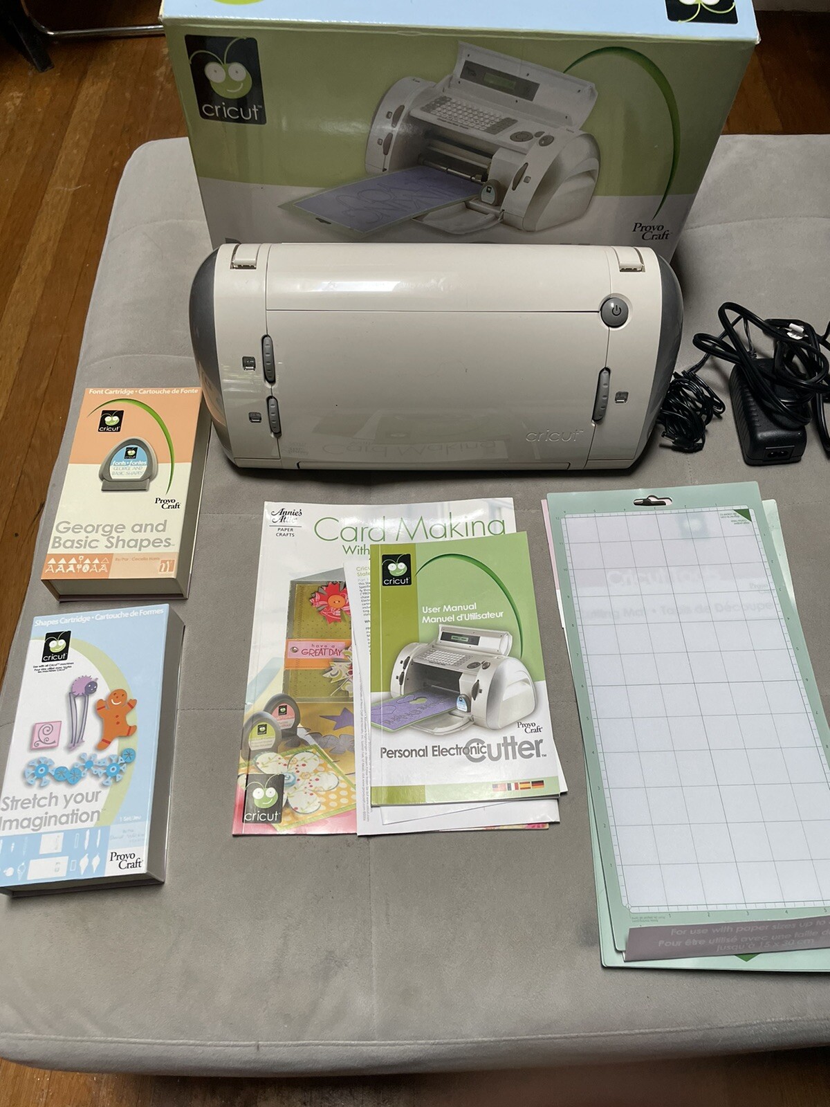 Cricut Personal Cutter Machine BUNDLE w/4 CARTRIDGES, MANUALS CRV001