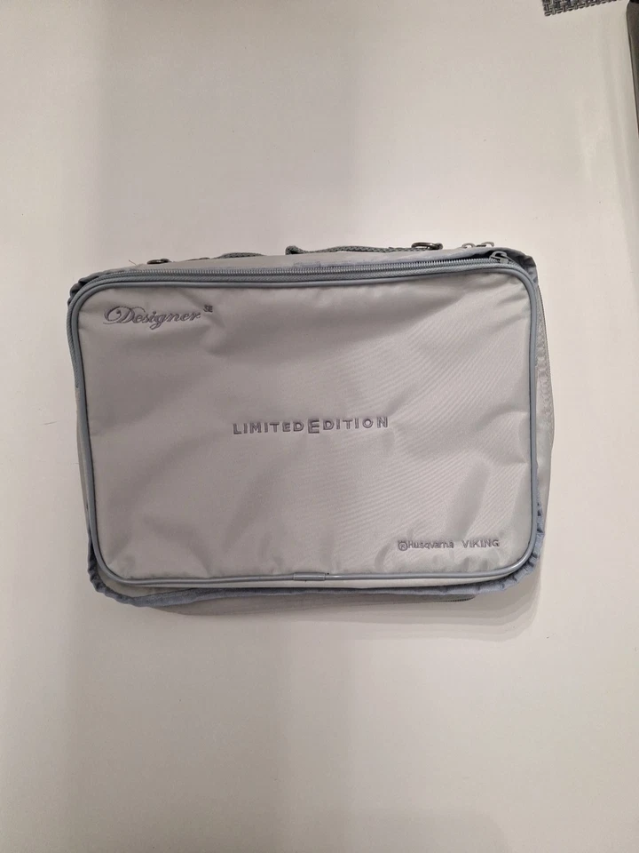 Husqvarna Viking Pie Lote Y Bolso de Diseñador Elástico Perla Recolección Hiskylock 936 Foto 2 de 4