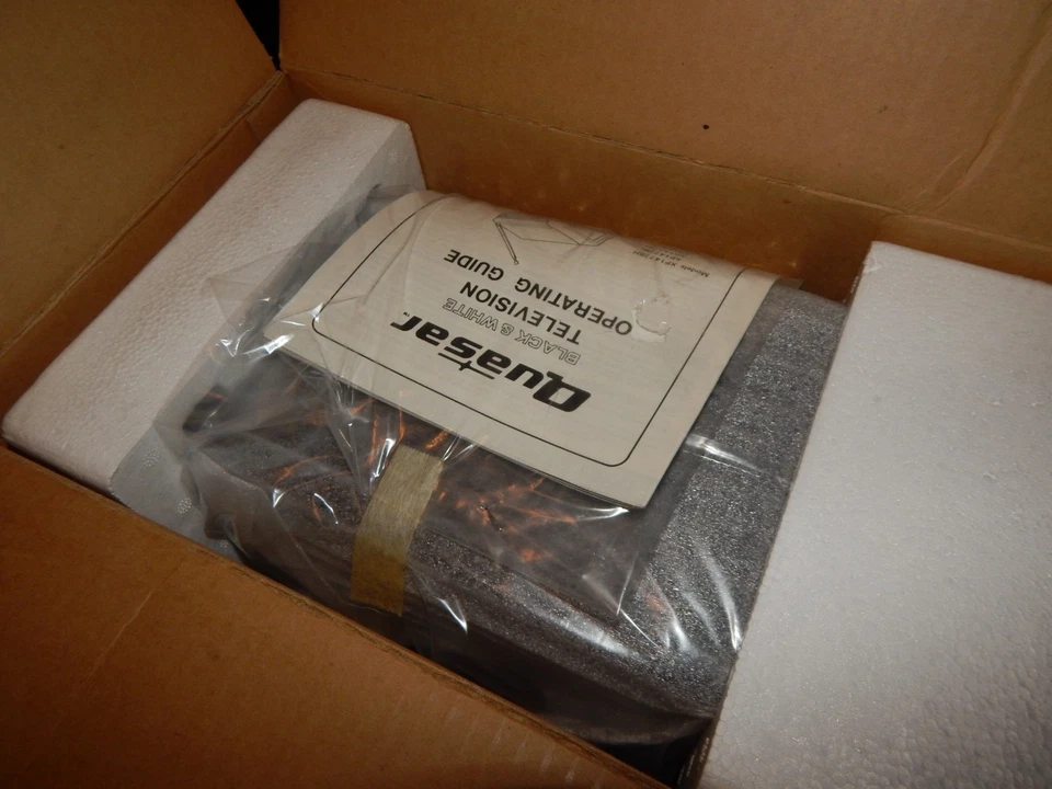Vintage NOS Quasar XP1477BE 5" Black & White AC/DC TV Estate Find - Image 4 of 4