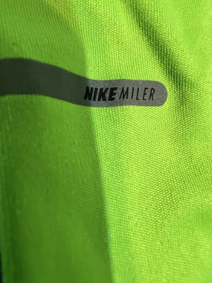 Camisa de corrida Nike feminina grande Dri Fit Nike Miler verde neon reflexiva LS - Imagem 4 de 4