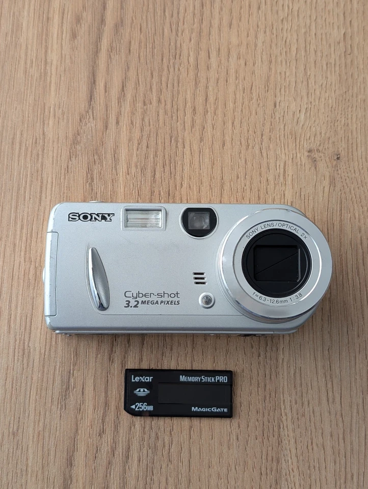 Sony Cybershot DSC-P52 3.2MP Digital Camera With Memory Card, Silver - Tested - Image 2 of 4