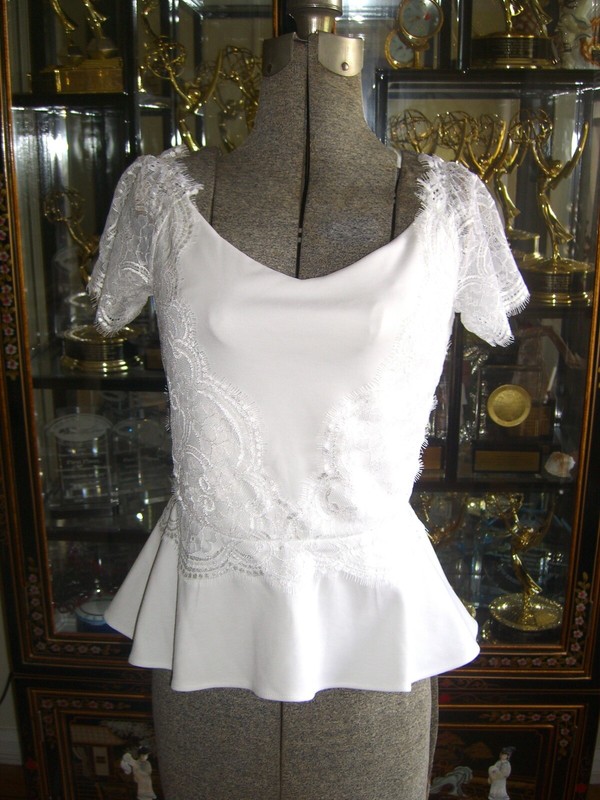 NWT BEBE WHITE SCALLOP LACE PEPLUM TOP M