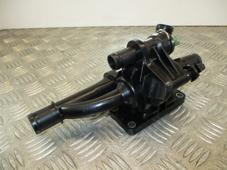 Ford Focus 2014 1,6 TDCi NGDA. Termostato y carcasa 64K Foto 2 de 4