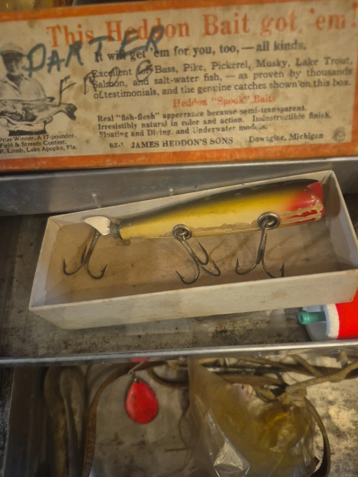 Коробка для снастей с 40 антикварными приманками - Изображение 3 из 4