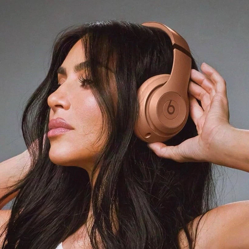Auriculares inalámbricos con cancelación de ruido Studio Pro x Kim Kardashian - Dune Foto 2 de 3