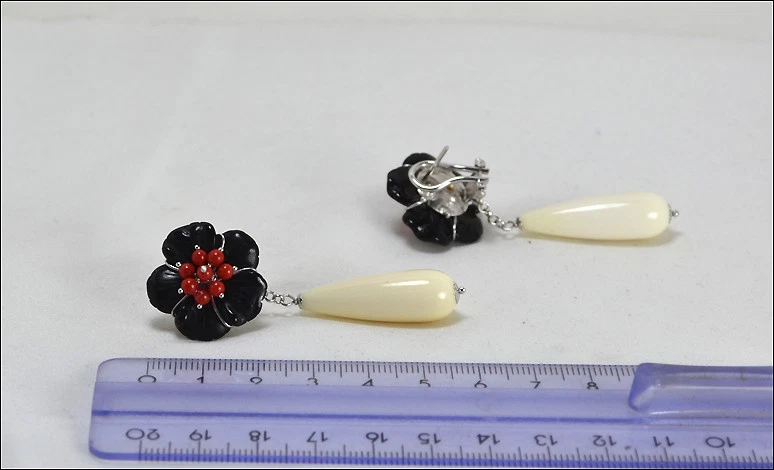 ORECCHINI IN ARGENTO 925 CON FIORI IN ONICE CORALLO ROSSO E PENDOLI AGHT 094 - Immagine 3 di 3