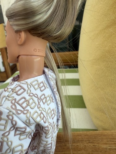 Barbie Basics 2026 Model 10 Ken Puppe Reroot mit langen blonden Haaren - Bild 12 von 16