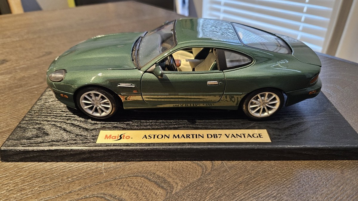 ミニカー Maisto ASTON MARTIN DB7 VANTAGE 1/18 Maisto 1:18 Aston Martin DB7 Vantage Green Special Edition Diecast