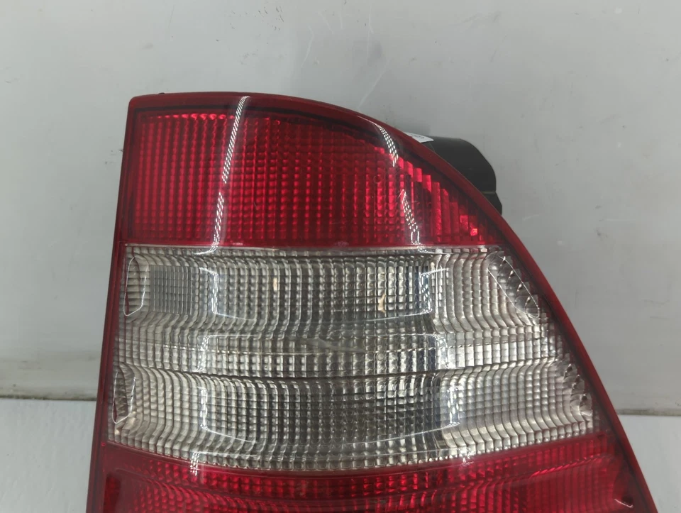 Luz trasera lateral derecha para pasajero Mercedes-Benz ML320 1998 OEM A06DT Foto 2 de 4