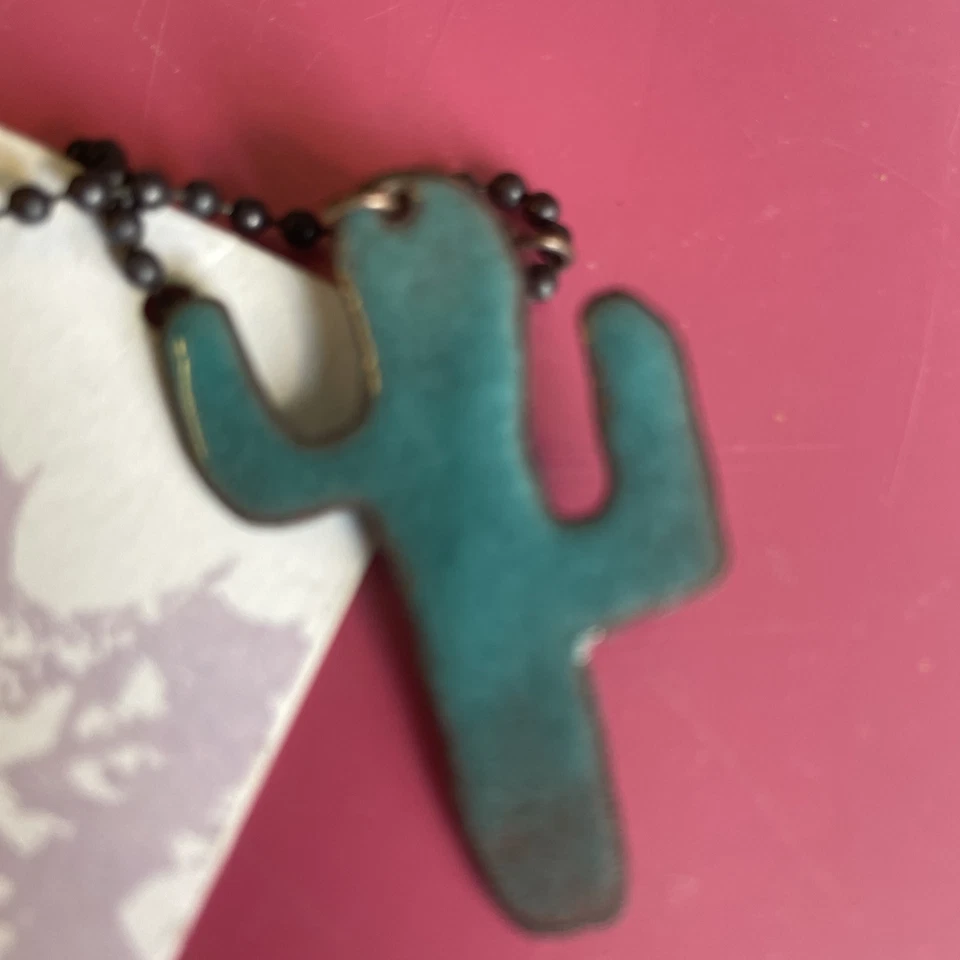 Collar de cactus esmaltado artesanal de cobre por diseñador de joyas SW. 1,5 pulgadas Foto 3 de 4