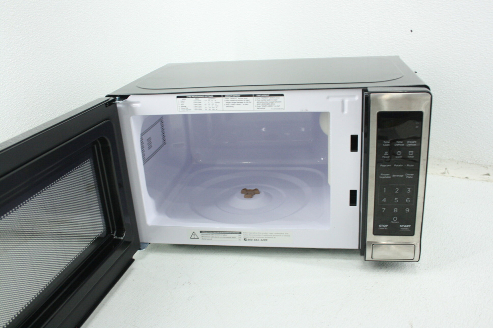 BLACKDECKER EM720CB7 Digital Microwave Oven w Push Button Door