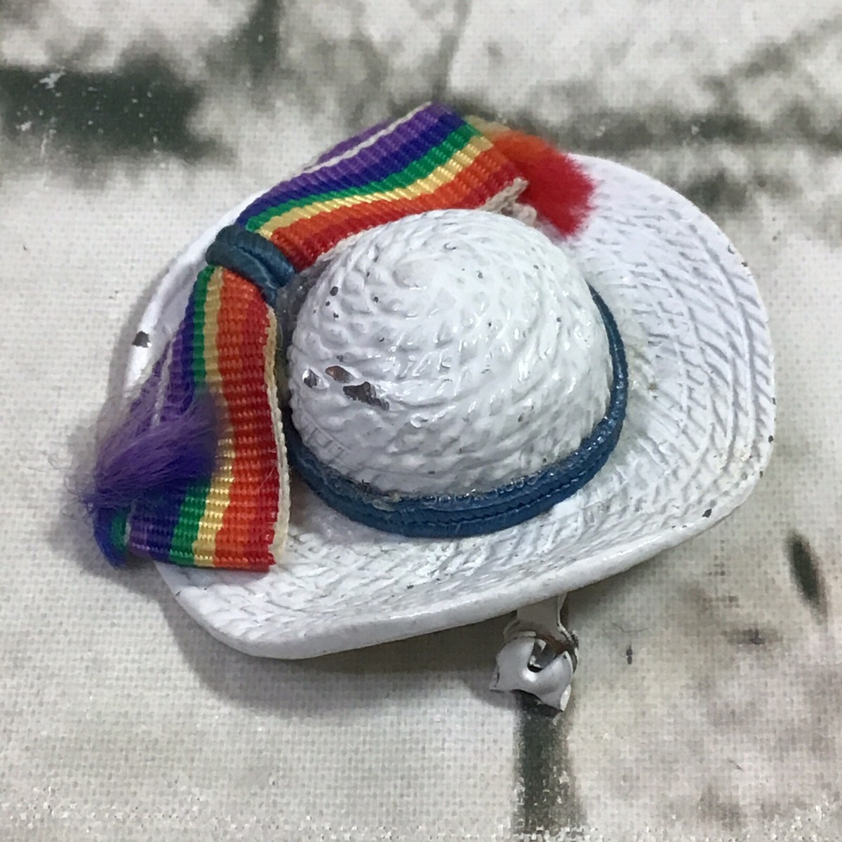 Vtg Lapel Pin Floppy Sun Hat With Rainbow Ribbon Pride Unity  display picture 3