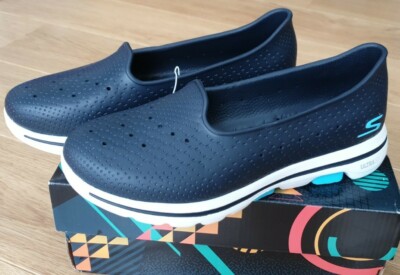 ladies sketchers size 6