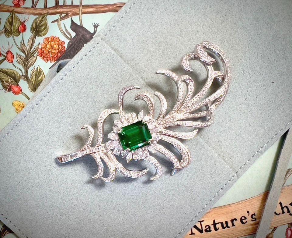 Broche/colgante retro enchapado en oro blanco con forma de pluma de 3 quilates creado en laboratorio Foto 2 de 4