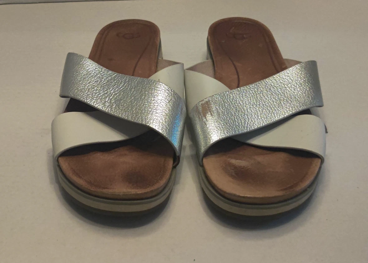 Sandali UGG con cinturino incrociato argento metallizzato bianco taglia 11